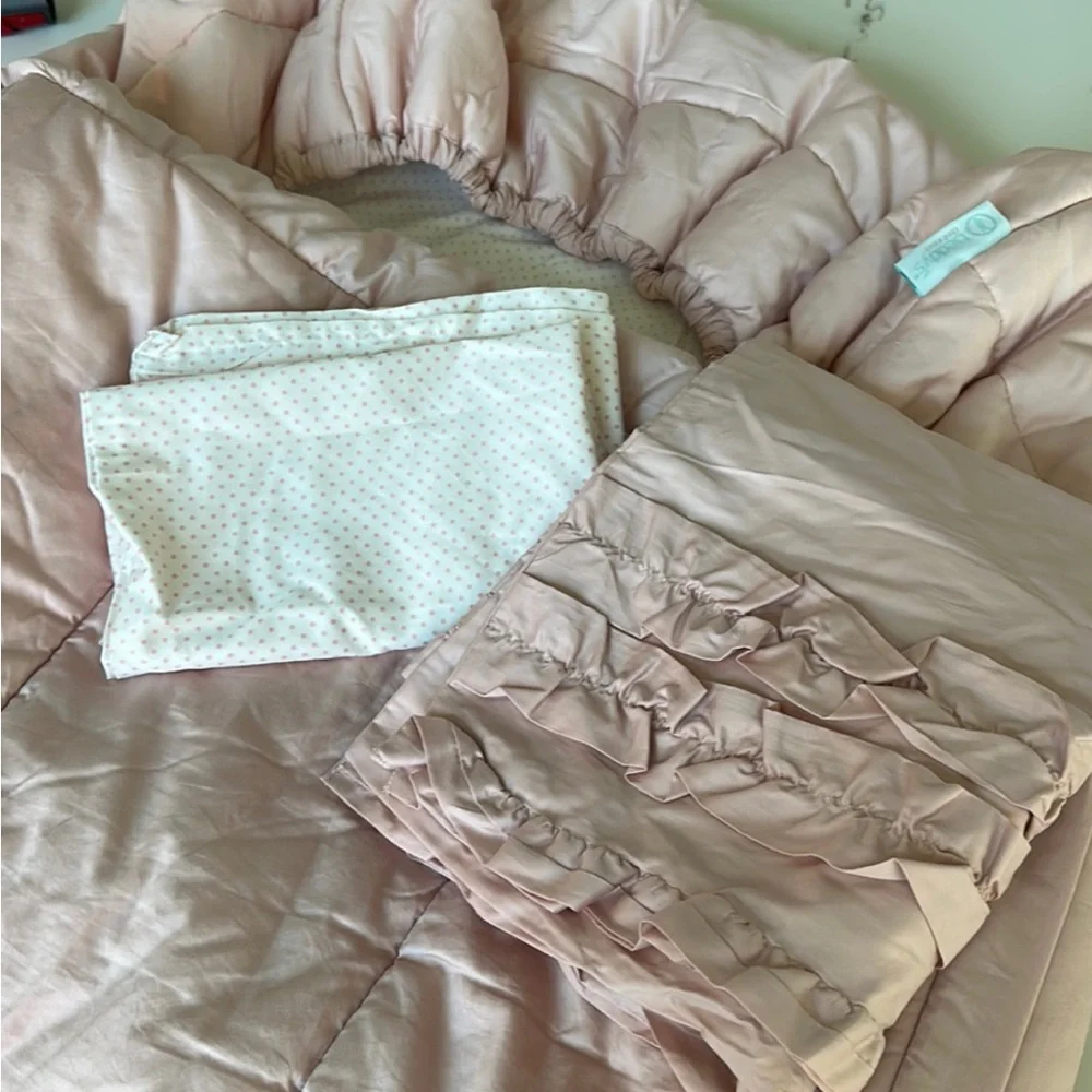 Victoria Beddy's Pink Zipper Bedding